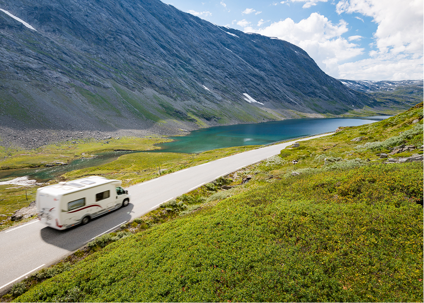 Caravana recorriendo una carretera en montaña