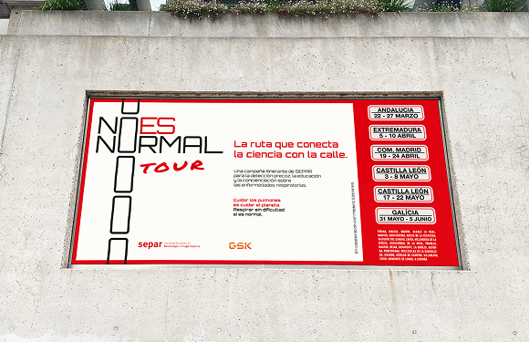 Letrero con el logo y fechas del No Es Normal Tour